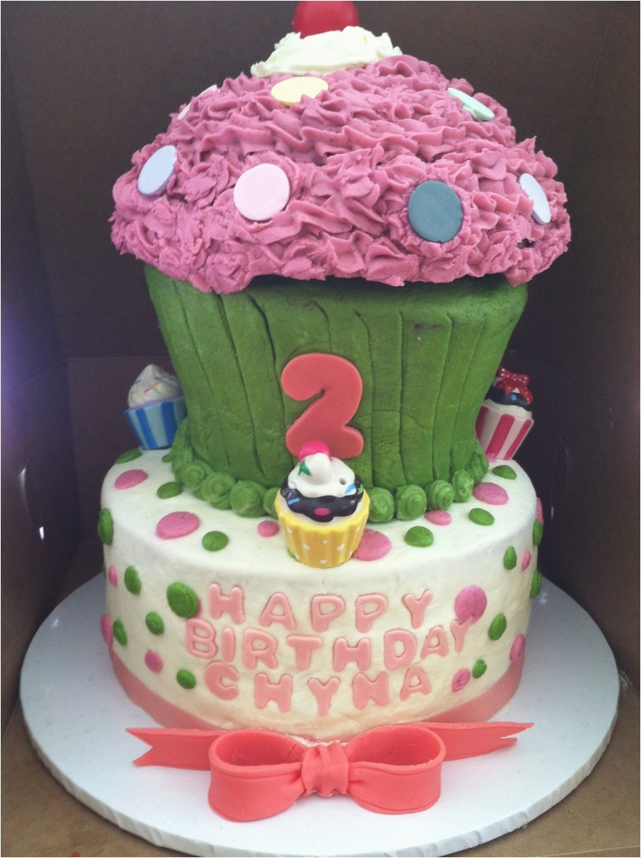 birthday cake for a 2 year old buttercream frosting decorations except for fondant bow and small cupcake decorations