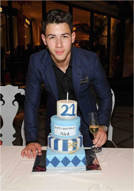 jonas brothers celebrate nicks 21st birthday at wynn las vegas