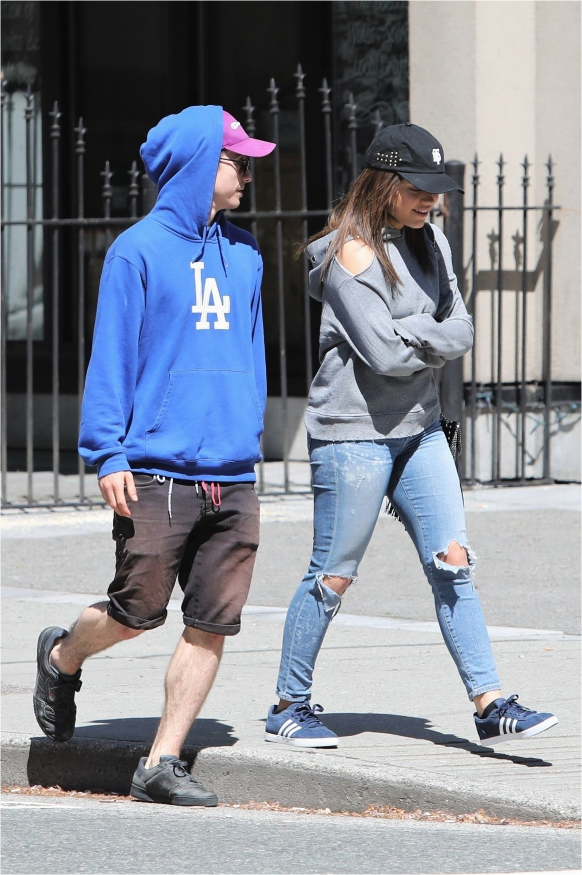 sarah jeffery and her boyfriend enjoy an afternoon lunch together in vancouver